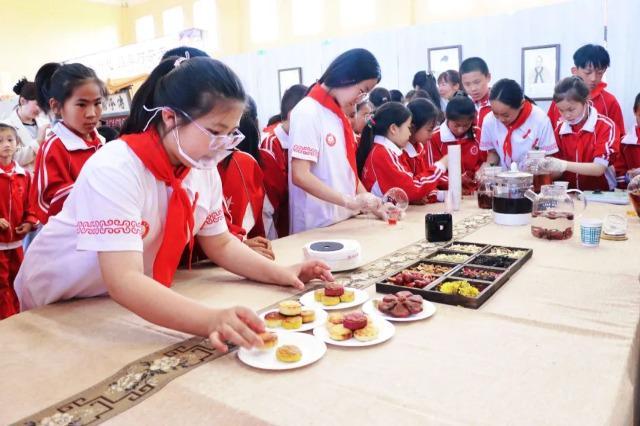 第十六小学：中医药文化浸润校园AG真人国际网站内蒙古达拉特旗(图2)